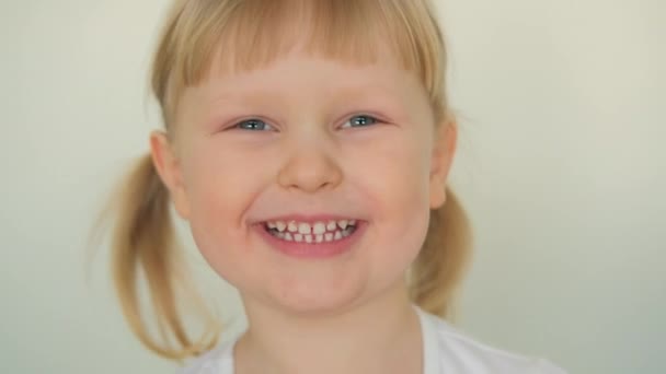 Portret gelukkig blond kind kind meisje lachen en kijken naar camera. — Stockvideo
