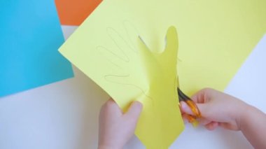 Çocuk elleri kağıttan avuç içini kesmiş. Çocuk elleri kağıt Craf yapar..