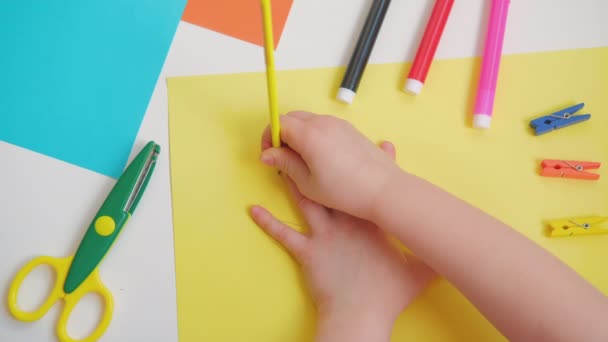 Rajzolj gyerekeknek tenyérkörvonalakat. A gyerekkéz papírt készít.. — Stock videók