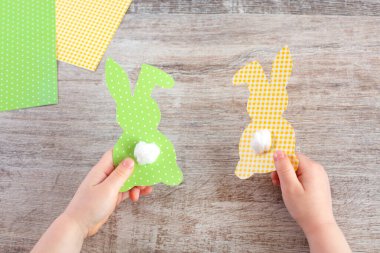 Çocuk elli komik paskalya tavşanı..