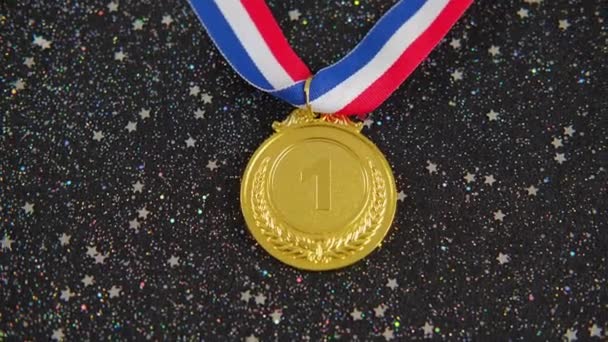 Zlatá medaile s stuhou pro šampiona na slavnostním černém pozadí. — Stock video