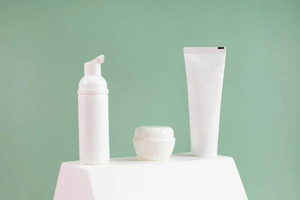 Conjunto de productos cosméticos para el cuidado de la piel cara, cuerpo. — Foto de Stock