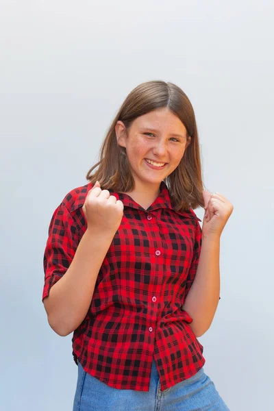 Красивая кавказская девочка-подросток очень счастлива и взволнована делая жест победителя с руками — стоковое фото