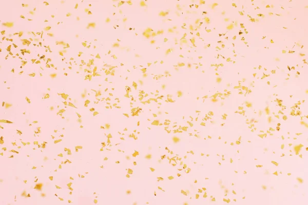 Caindo Golden confetti no fundo da moda luz. — Fotografia de Stock