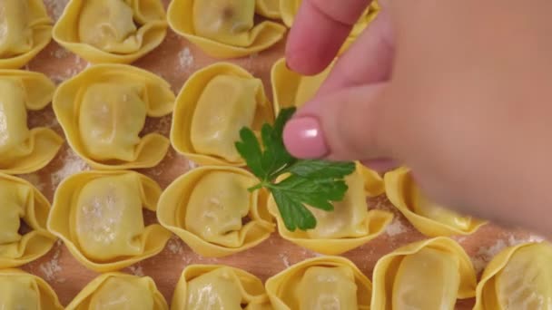 Okokt rå tortelloni med svamp fyllning på en träskiva. — Stockvideo