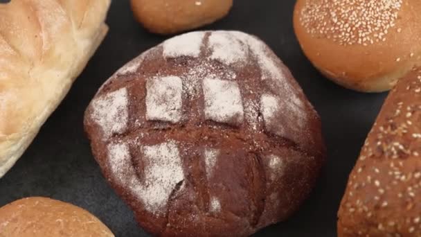여러 가지 맛있는 집에서 만든 신선 한 빵 덩어리와 빵 — 비디오