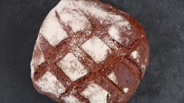 Bäckerei Frisches rustikales hausgemachtes Knäckebrot bewegt sich in Zeitlupe. — Stockvideo