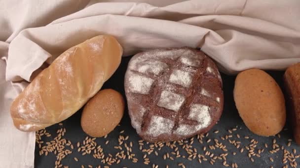 Verschillende soorten heerlijke verse zelfgemaakte brood broden en een broodje — Stockvideo