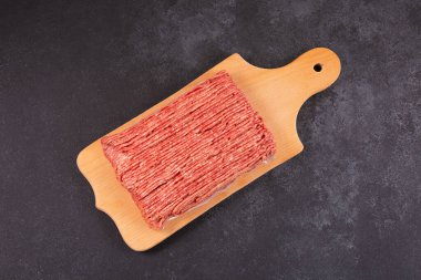 Taze çiğ et, domuz eti ve kesim tahtası.