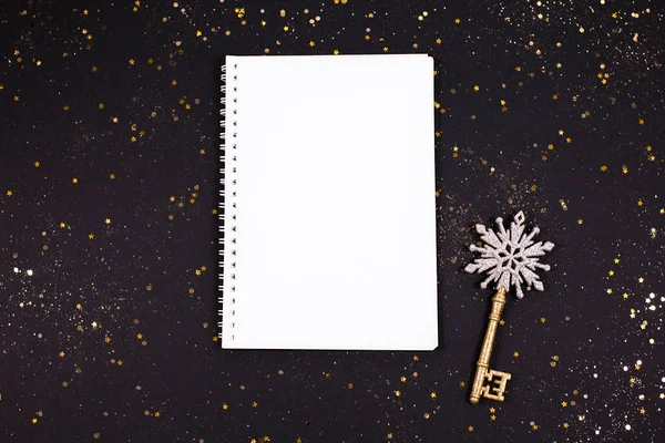 Cuaderno con libreta limpia y llave dorada festiva — Foto de Stock