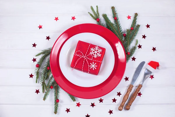 Ajuste de mesa de Navidad con rama de abeto y caja de regalo sobre fondo blanco — Foto de Stock