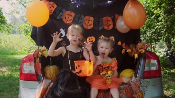 Děcka děsí a dělají Boo. Halloween koncept. Trick or trunk — Stock video