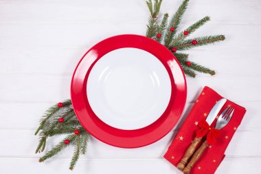 Köknar dalı ile Noel Masası Ayarları ve beyaz arkaplanda kırmızı süslemeler