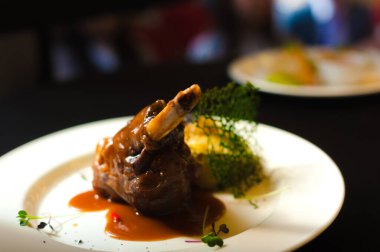 Pahalı bir restoranda domuz budu. Görüntü arkaplanı bulanık.