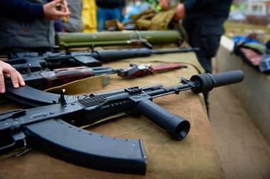 Susturuculu otomatik tüfek. Masada silahlı..