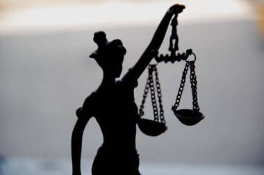 Elinde pullar, yatay çekim olan bir Themis 'in silueti..