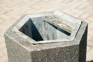 Kullanımdan kalan toprak artıklarıyla boş çöp kutusu.