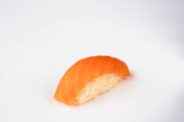 Beyaz tabakta somonlu klasik suşi..