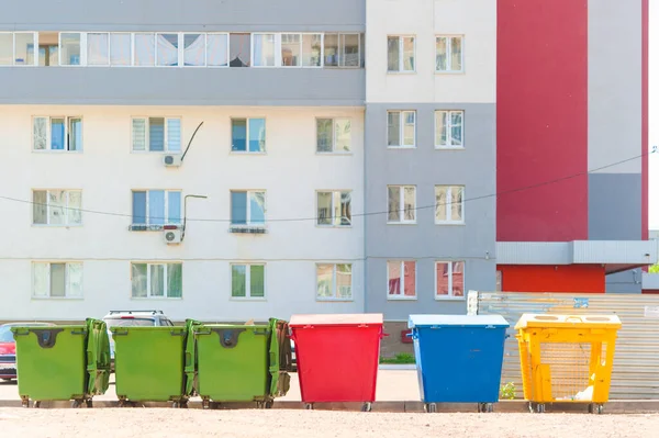 Különböző színű tartályok újrahasznosító anyagok gyűjtésére állnak mellett rendszeres konténerek vegyes hulladék — Stock Fotó