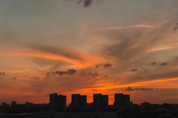 Silhouettes d'une métropole au coucher du soleil dans une ville moderne. — Photo