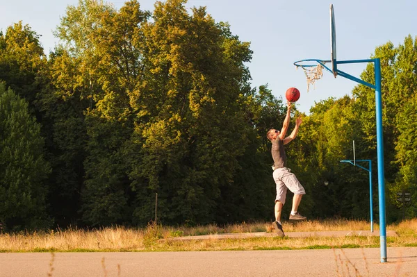 Treinamento de jogador de basquete solitário no parque. — Fotografia de Stock