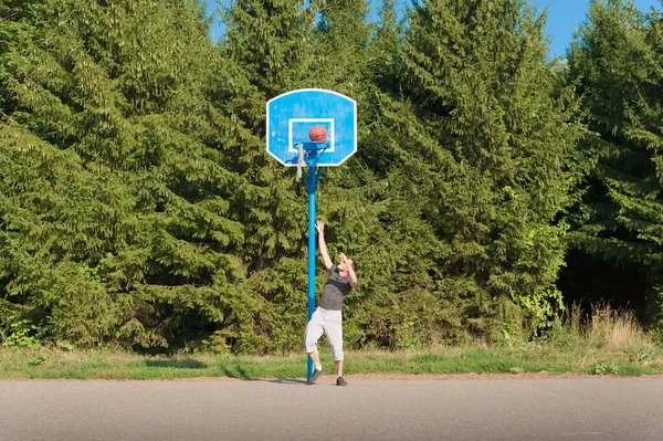 Tiro de aro con éxito en el baloncesto callejero. — Foto de Stock