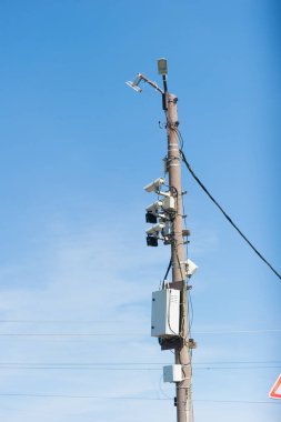 Gökyüzünün arka planında bir sütun üzerinde video izleme kompleksi.