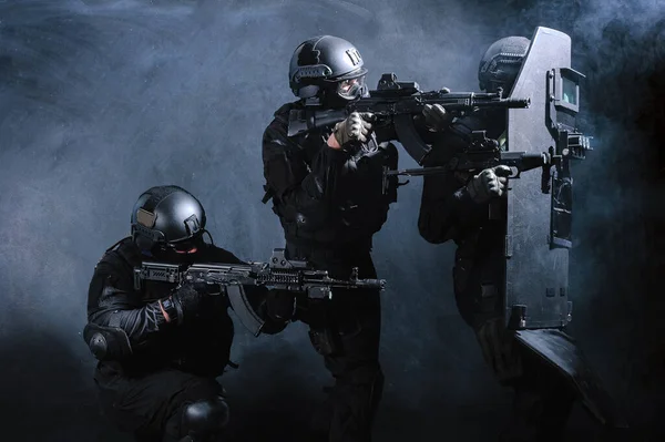 Um grupo de forças especiais no trabalho invade o subsolo dos terroristas. — Fotografia de Stock