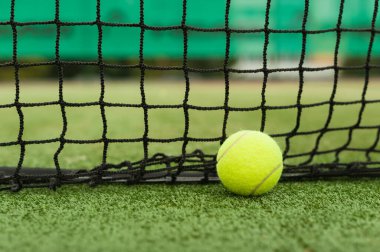 Ağın arka planındaki tenis topu düşüşten sonra uzanır. Fotoğraf alanı kopyala