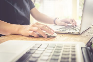 ev office.re fare ve dizüstü bilgisayar kullanarak iş kadınları