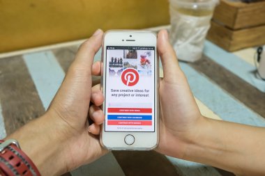 Chiang Mai, Tayland - Temmuz 16,2016: Apple iphone 5'ler ile Pintere