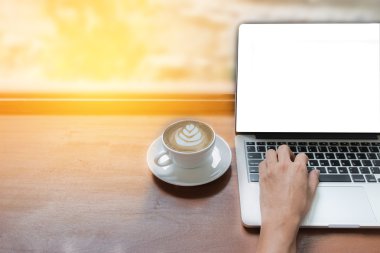 el genç iş adamı woode üzerinde laptop ve fare kullanarak kapatın