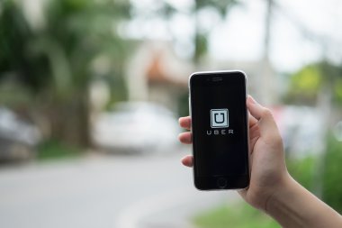 Chiang Mai, Tayland - Temmuz 24,2016: bir kadın el Uber tutarak bir