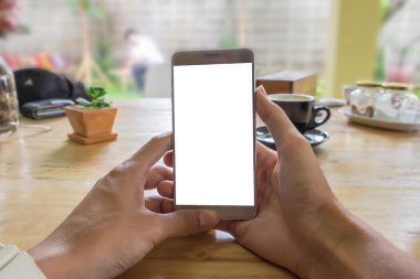 Boş mobile ile akıllı telefon ve kahve kullanan bir kadın kapatın. Akıllı telefon ile boş perde ve metinleri veya diğer akıllı telefon eklemek olabilir.
