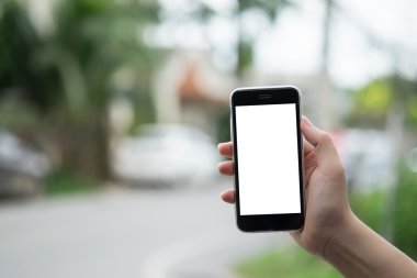 Boş mobile ile akıllı telefon ve kahve kullanan bir kadın kapatın. Akıllı telefon ile boş perde ve metinleri veya diğer akıllı telefon eklemek olabilir.