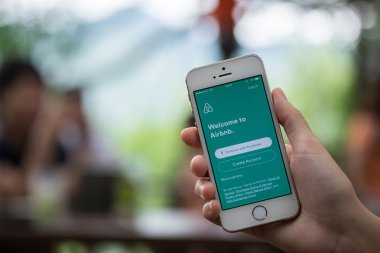 Chiang Mai, Tayland - 16 Temmuz 2016: Apple iphone 5s Ekranda Airbnb uygulamasını gösteriyor. Airbnb, insanların lojmanlarını listelemesi, bulması ve kiralaması için bir web sitesidir.
