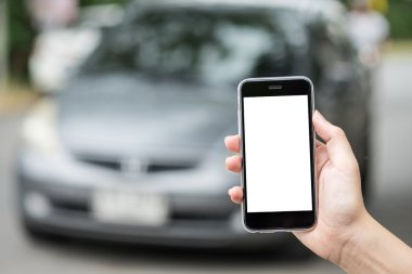 Akıllı telefonu boş cep telefonu ve kahve fincanı olan bir adamı kapat. Boş ekranlı bir market telefonu ve akıllı telefondan mesajlarınızı ekleyebilirsiniz..