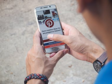 Chiang Mai,Tayland - Nis 26,2016 : Ekranda sosyal Internet hizmeti Pinterest ile samsung galaxy s6 edge tutan adam. Pinterest, insanların ilginç şeyleri sabitlemelerine olanak tanıyan pinboard'dur..