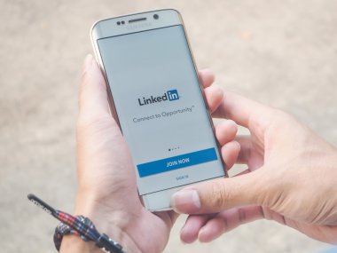 Chiang Mai,Tayland - Nis 26,2016 : Ekranda sosyal Internet hizmeti Pinterest ile samsung galaxy s6 edge tutan adam. Pinterest, insanların ilginç şeyleri sabitlemelerine olanak tanıyan pinboard'dur..