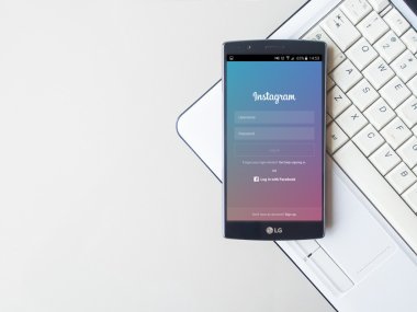 Chiang Mai, Tayland - 01 Mayıs 2016: Lg G4 kullanarak instagram uygulaması ekran ala. Instagram en büyük ve en popüler fotoğraf sosyal ağ. üst görünüm