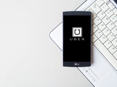 Chiang Mai,Tayland - 01 Mayıs 2016: Uber mobil uygulamaları. Uber - San Francisco Şirketi, arama, arama ve taksi veya özel sürücüleri ödeme için kendi adını taşıyan mobil uygulama altında kurulan.