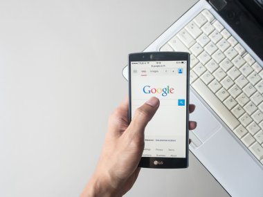 Chiang Mai,Tayland - 01 Mayıs 2016:Google, Internet ile ilgili hizmetler ve ürünler konusunda uzmanlaşmış çok uluslu bir Amerikan şirketidir. Karlarının çoğu Adwords'ten elde edilir..