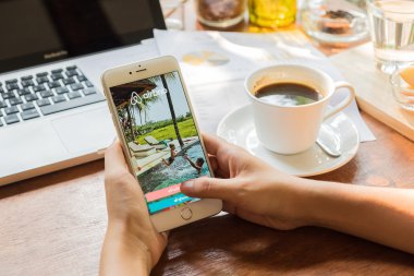 Chiang Mai, Tayland - 09 Mayıs 2016: Apple iphone 6 artı Ekranda Airbnb uygulamasını gösteriyor. Airbnb, insanların lojmanlarını listelemesi, bulması ve kiralaması için bir web sitesidir.