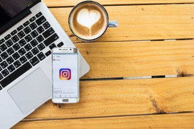 Chiang Mai, Tayland - 12 Mayıs 2016: Samsung Galaxy S6 Edge'i kullanarak yeni logolu Instagram uygulaması ekrana çekildi. Instagram en büyük ve en popüler fotoğraf sosyal ağ.