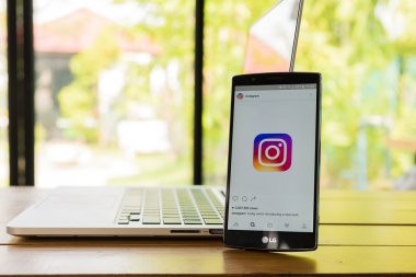 Chiang Mai, Tayland - 12 Mayıs 2016: Lg G4 kullanarak yeni logolu Instagram uygulaması ekran ala. Instagram en büyük ve en popüler fotoğraf sosyal ağ.