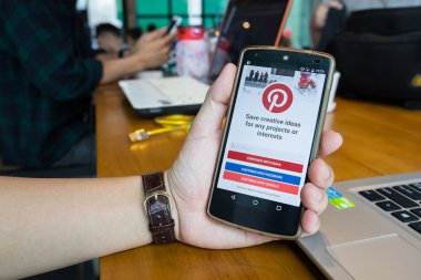 Chiang Mai,Tayland - 20 Mayıs 2016 : Sosyal İnternet servisi Pinterest ile ekranda. Pinterest, insanların ilginç şeyleri sabitlemelerine olanak tanıyan çevrimiçi bir pinboard.