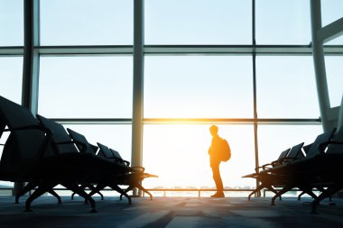 Backpackers havaalanında. seçici odak.