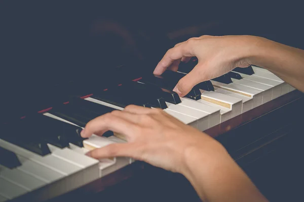 Gros Plan Des Mains Jeunes Filles Jouant Piano Vintage Tonalité — Photo