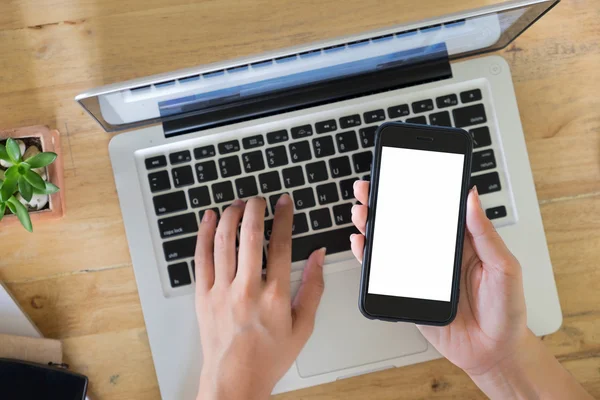 Chiudere Una Mano Delle Donne Utilizzando Smartphone Con Cellulare Laptop — Foto Stock