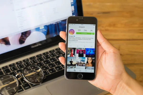 Chiang Mai, Tayland - 10 Temmuz 2016: iphone tutan bir adam el 